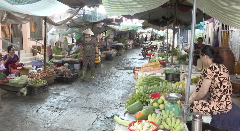 Spending 1.2 billion VND to repair Cau Ngang market road. Photo: Hoang Loc