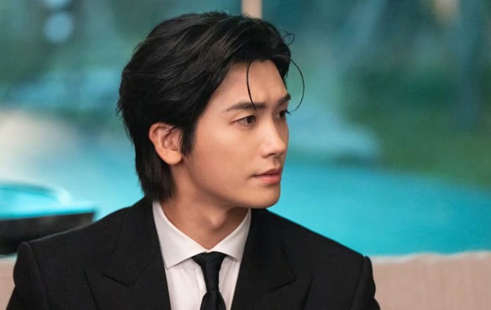 Park Hyung Sik impresionado con el peinado de salmonete en la pelicula "Buried Heart". Foto: Xinhua