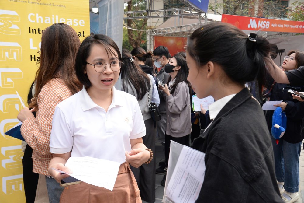 The job fair on March 23 attracted a large number of young students and workers. Photo: Nguyen Mai