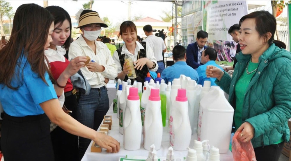 Workers, barbers, and street vendors shop at discount stalls at the festival. Photo: Hong Ngoc