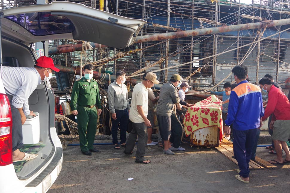 The authorities handed over the body of the fisherman who died in the sinking of fishing boat QNa 91679 TS. Photo: Cong Cuong