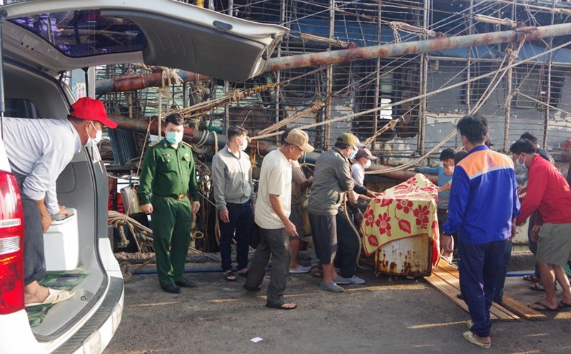 The authorities handed over the body of the fisherman who died in the sinking of fishing boat QNa 91679 TS. Photo: Cong Cuong