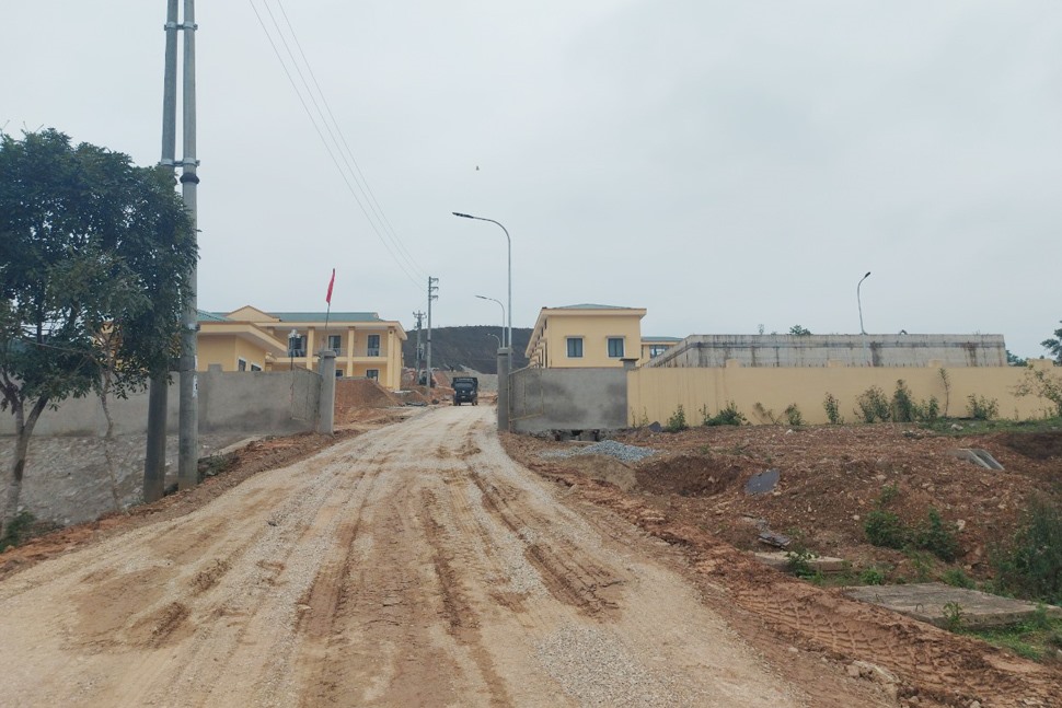 Dự án Nhà máy nước sạch cung cấp nước cho nhân dân thị trấn Hương Khê và 8 xã phụ cận chậm tiến độ nhiều năm nay. Ảnh: Trần Tuấn.