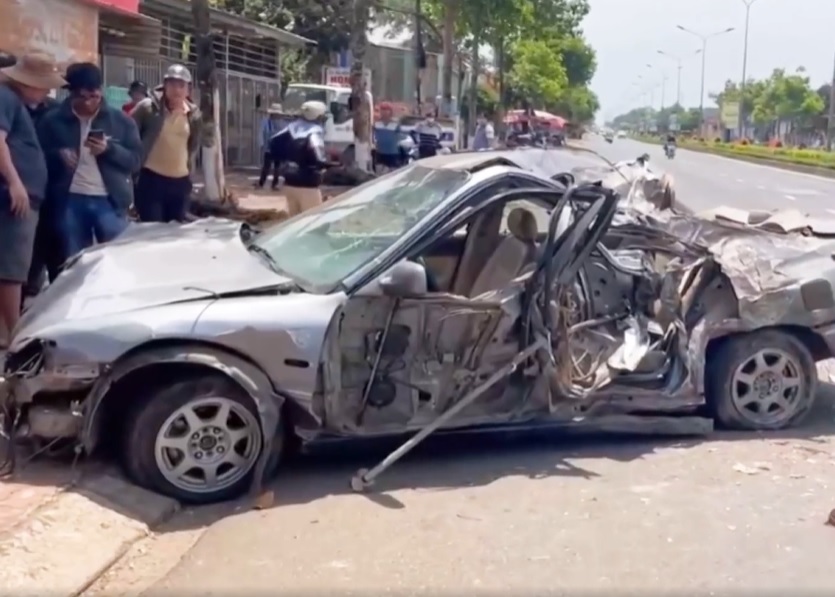 A car in Gia Lai was involved in an accident and was severely damaged. Photo: Police