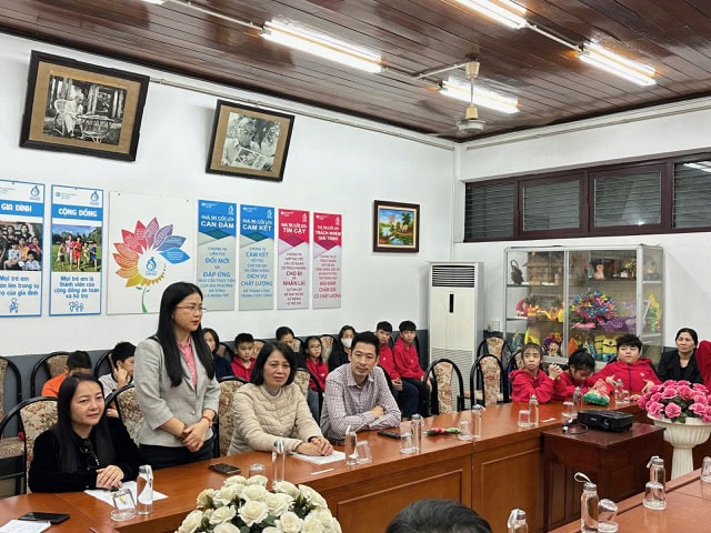 The Vietnam Oil and Gas Trade Union and the Ca Mau Oil and Gas Fertilizer Joint Stock Company Trade Union at the gift-giving ceremony for SOS Hanoi Youth Village, thereby educating the sense of responsibility to the community of each union member. Photo:DKVN Trade Union