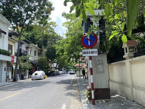 Gặp biển báo sau, người lái xe phải xem ngày mới được đỗ xe