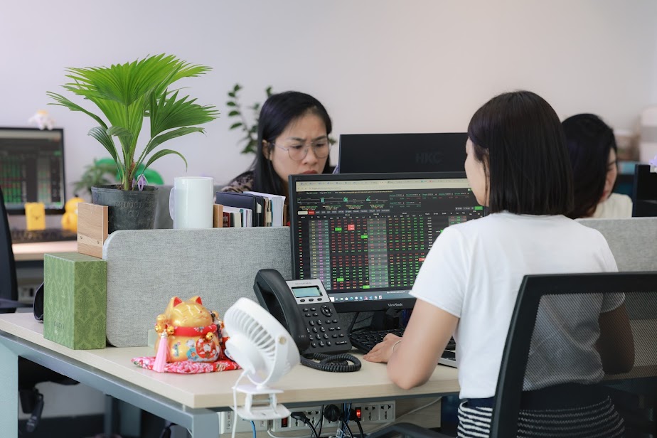 VN-INDEX is struggling, investors need to carefully observe demand at the 1,300-1,320 point range. Photo: Hai Nguyen