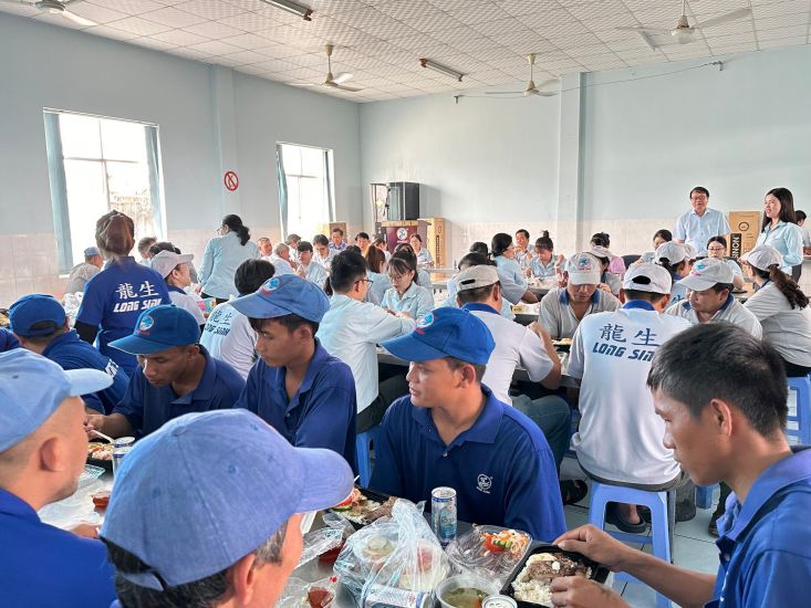 Business leaders and the Long Sinh Company Union organized a Union meal. Photo: Phuong Linh