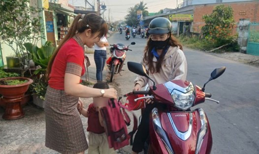 Công nhân lao động làm việc trong khu công nghiệp Giao Long (huyện Châu Thành, tỉnh Bến Tre) gửi con học tại nhóm mầm non tư thục Ngôi Sao. Ảnh: Thành Nhân