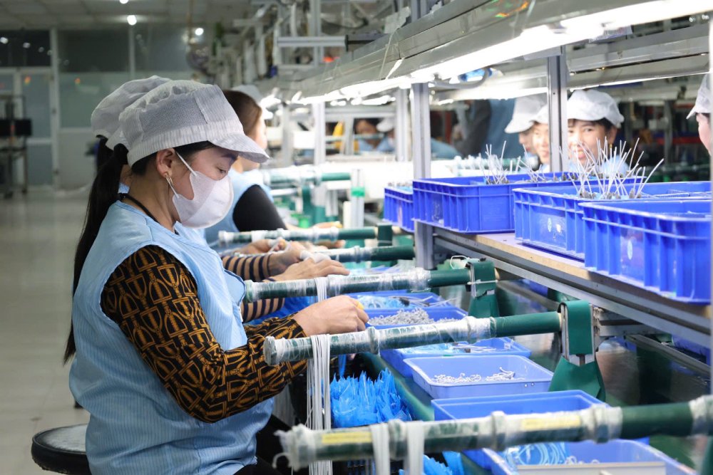 For female workers, having more maternity leave is extremely meaningful and practical. Photo: Quyet Chien