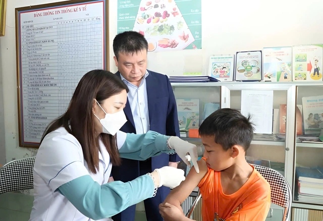 Dr. Chu Trong Trang - Director of Nghe An Center for Disease Control inspected the measles vaccination work in the area. Photo: Tu Thanh