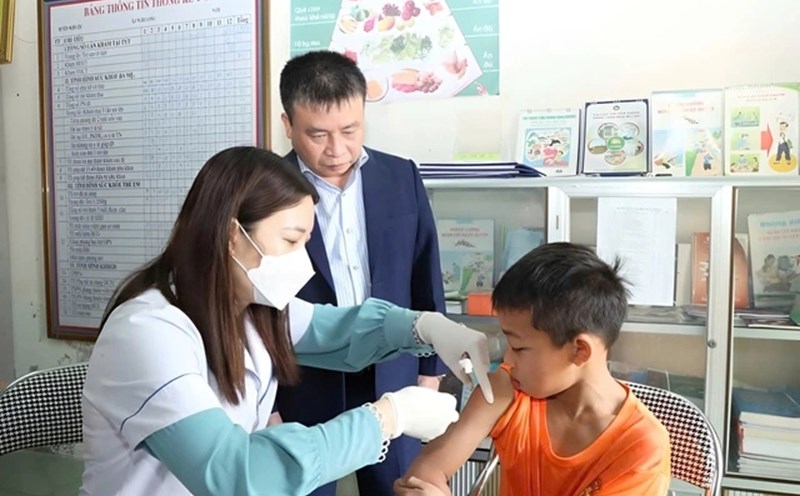 Dr. Chu Trong Trang - Director of Nghe An Center for Disease Control inspected the measles vaccination work in the area. Photo: Tu Thanh