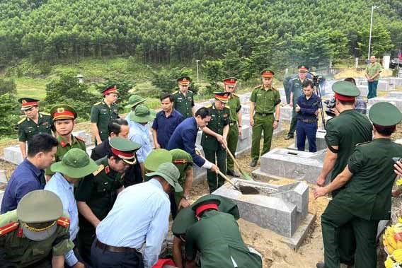 Taking DNA samples from martyrs' relatives is expected to help identify martyrs more effectively. In the photo is the burial of martyrs' remains at Nam Cemetery (Huong Son District, Ha Tinh Province). Photo: Tran Tuan.