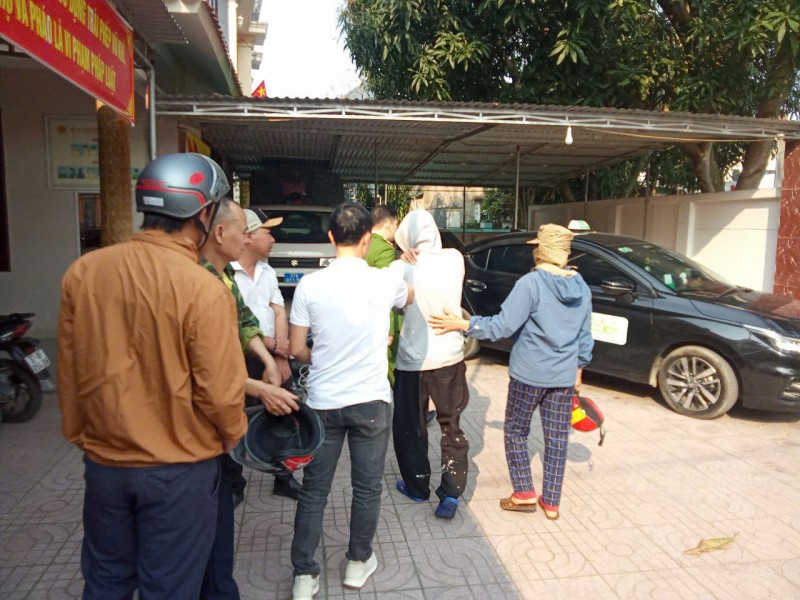 Nghi Hai Ward Police, Vinh City coordinated with local people to rescue a young man who intended to jump off a bridge. Photo: Nguyen Thuy