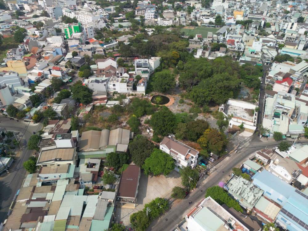 Hien tai khu dat nay tro thanh noi tap ket phe lieu va bai do xe tu phat. Ghi nhan cua phong vien ben trong khu dat cay co moc um tum. Anh: Anh Tu