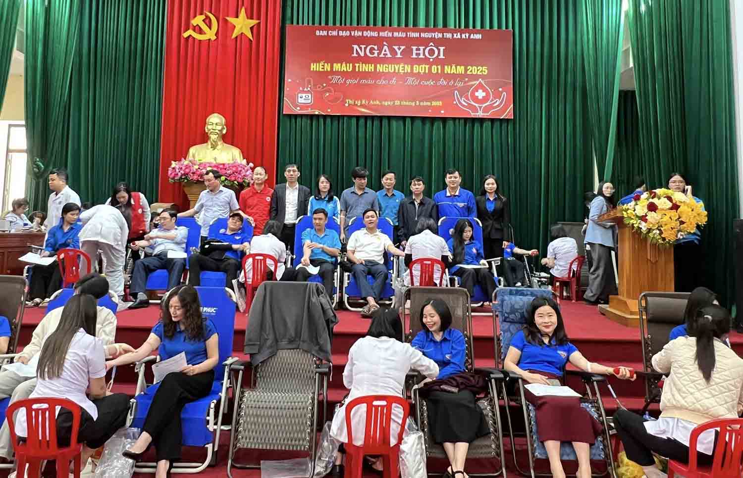 Volunteers in Ky Anh town participated in blood donation. Photo: Doan Tuan.