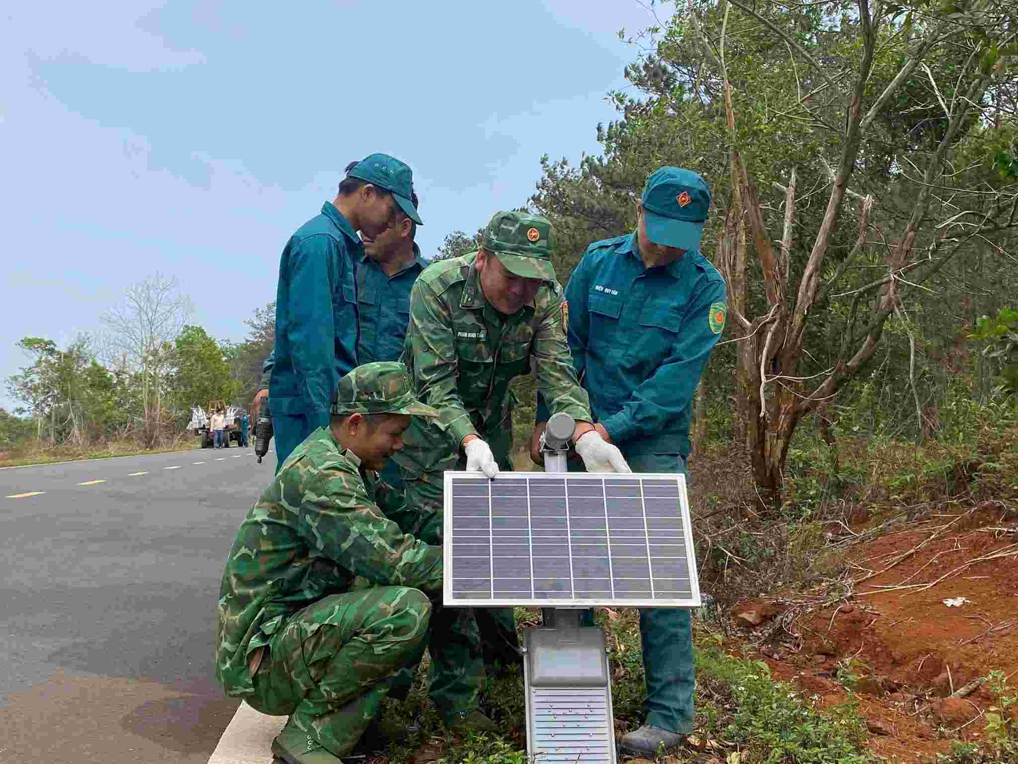 Đồn Biên phòng Đắk Dang phối hợp triển khai Chương trình “Thắp sáng đường biên” tại xã Quảng Trực, huyện Tuy Đức. Ảnh: Văn Hoàn