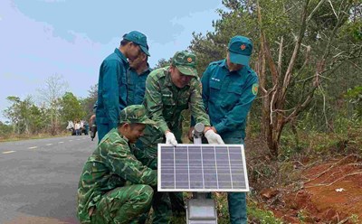 Dak Dang Border Guard Station coordinated to implement the "Lighting up the Border" Program in Quang Truc Commune, Tuy Duc District. Photo: Van Hoan