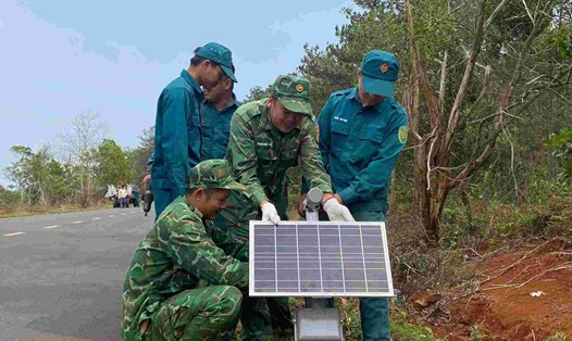 Đồn Biên phòng Đắk Dang phối hợp triển khai Chương trình “Thắp sáng đường biên” tại xã Quảng Trực, huyện Tuy Đức. Ảnh: Văn Hoàn