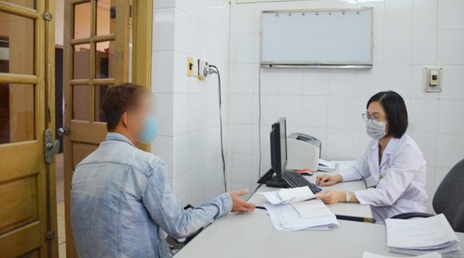 Doctors regularly advise people on HIV treatment in Khanh Hoa and many other localities. Photo: Provided by the Department of HIV/AIDS Prevention