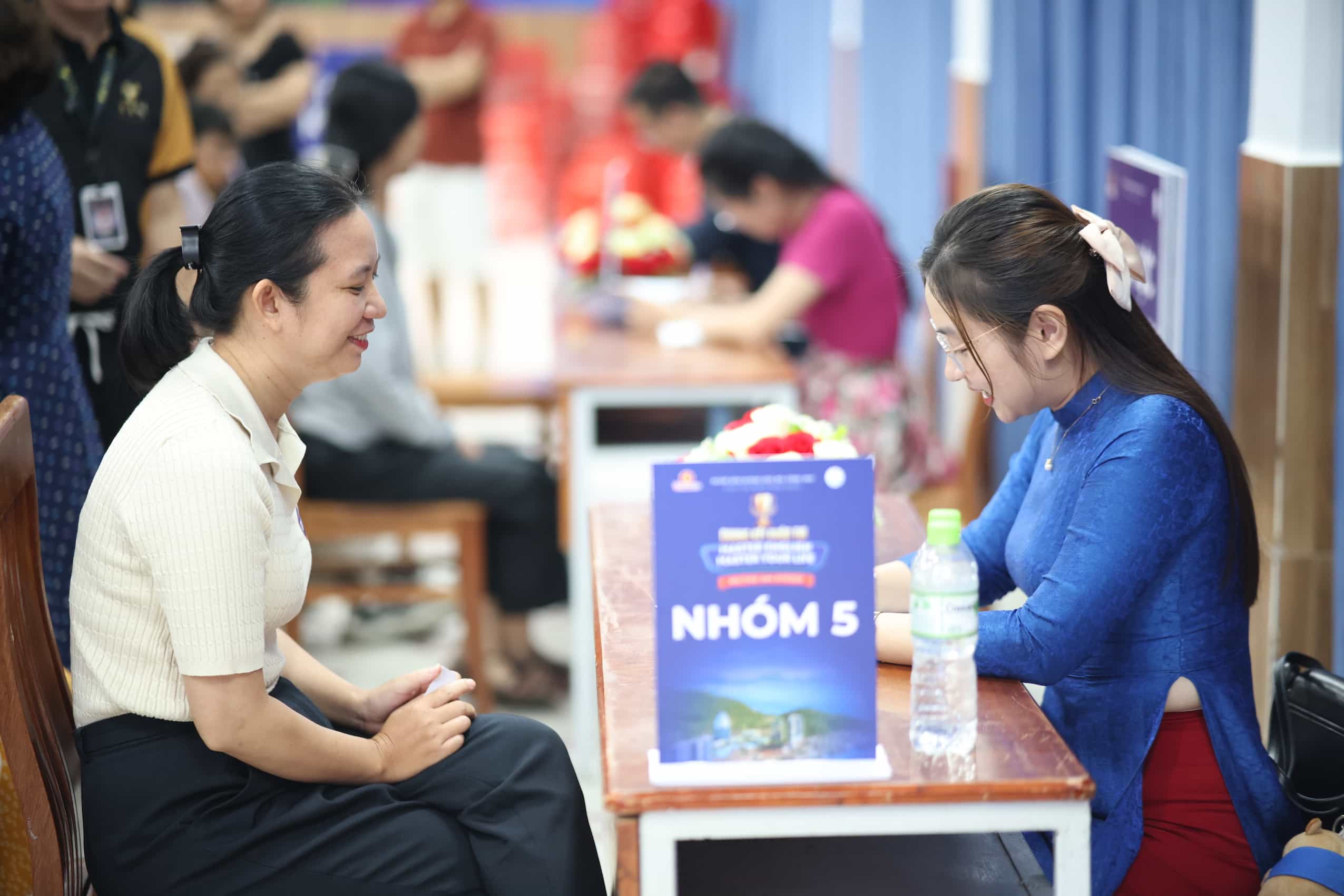 Traders and students from Khanh Hoa participated in the Final round of the English competition to win tickets to travel to Malaysia. Photo: Huu Long