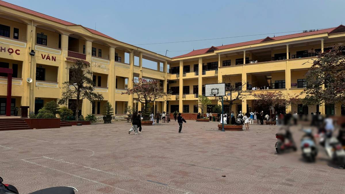 Kien An High School (Hai Phong City) reported on the protection of dogs entering the school. Photo: Dai An