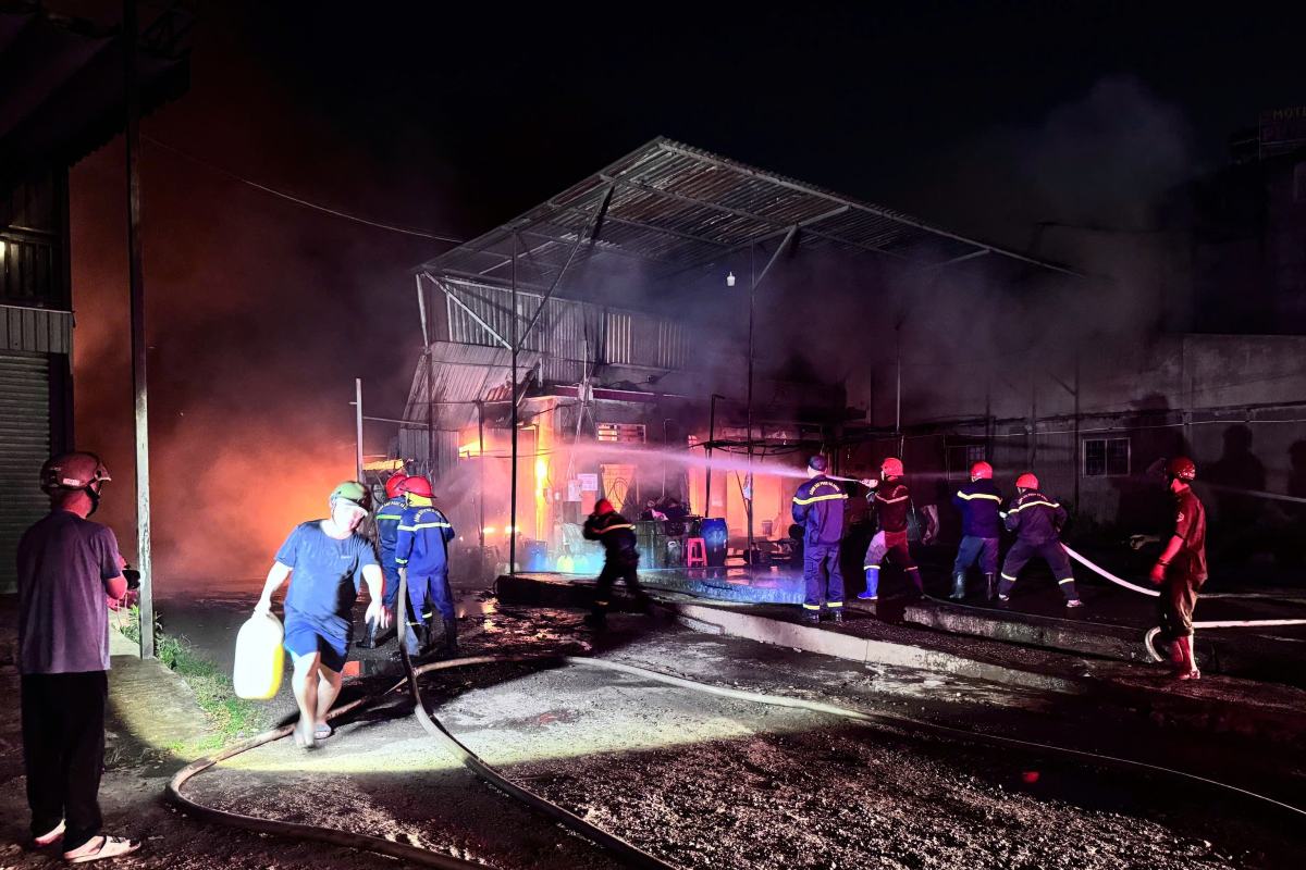 Firefighting forces quickly arrived to control the outbreak. Photo: Manh Kha