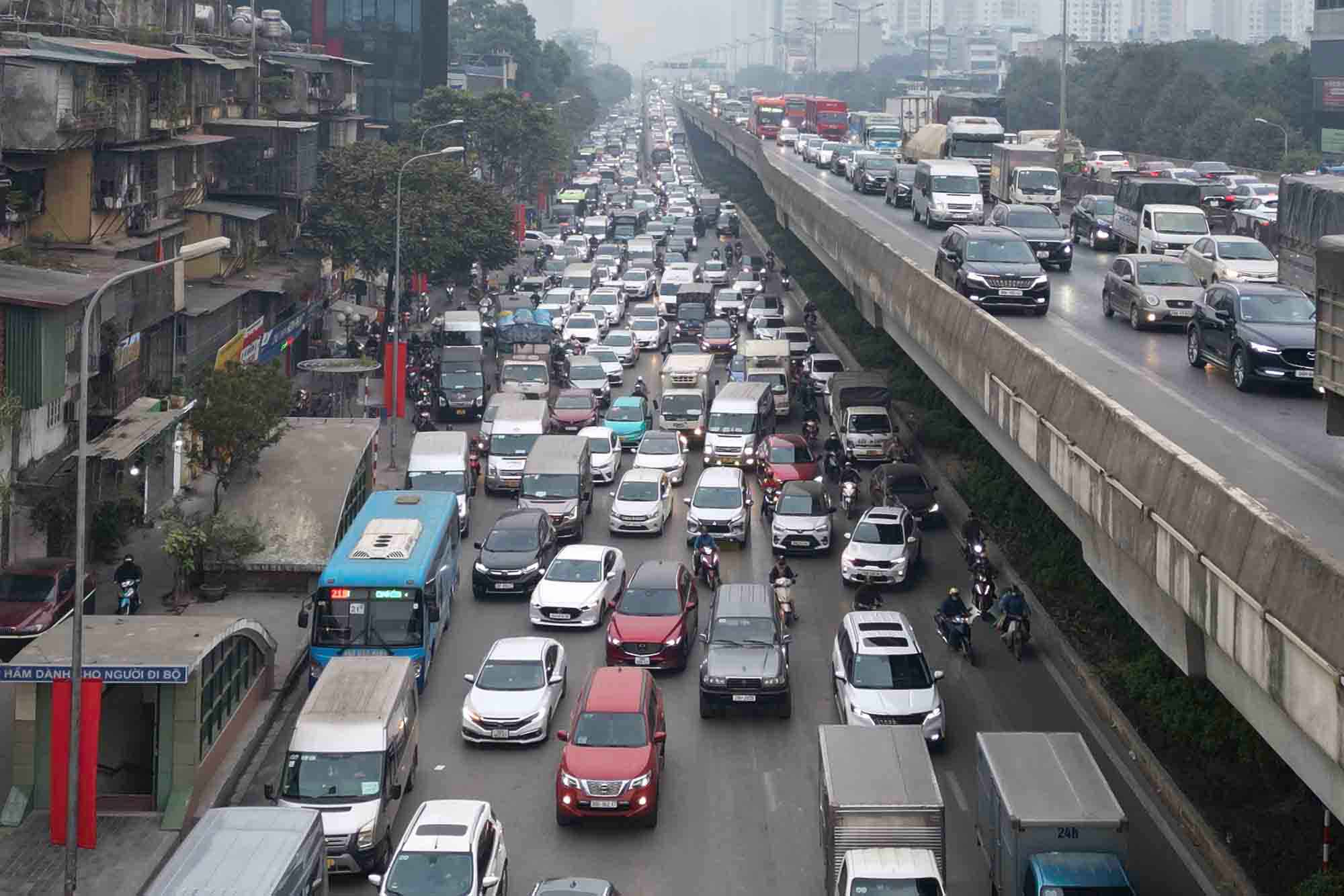 Traffic jam on Khuat Duy Tien Street, near Nguyen Trai intersection (Thanh Xuan District, Hanoi). Photo: Huu Chanh