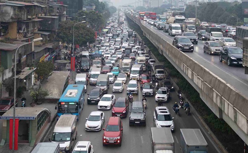 Traffic jam on Khuat Duy Tien Street, near Nguyen Trai intersection (Thanh Xuan District, Hanoi). Photo: Huu Chanh