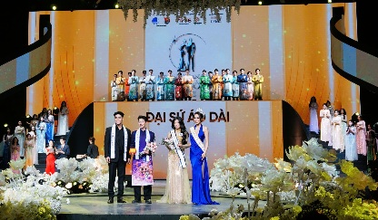 Hoa hau Ky Duyen trao giai cho thi sinh dat giai. Anh: Minh Ly