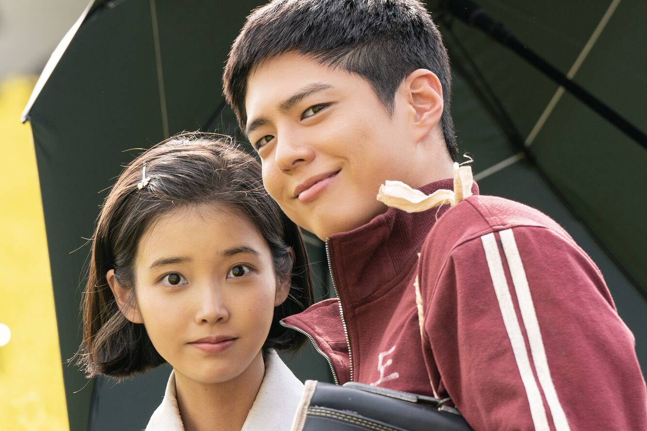 IU va Park Bo Gum gay sot trong “Khi cuoc doi cho ban qua quyt“. Anh: Nha san xuat Netflix