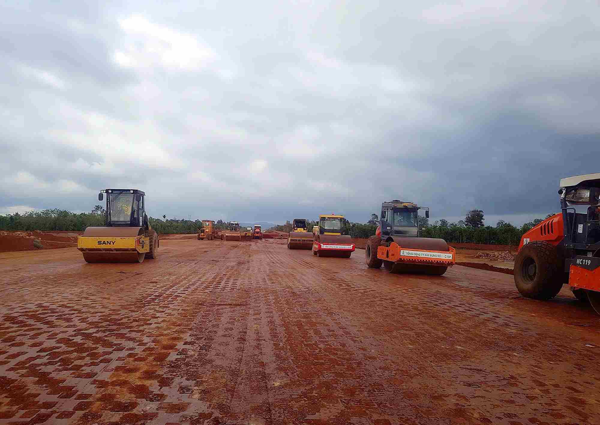 Construction of Khanh Hoa - Buon Ma Thuot Expressway. Photo: Bao Trung