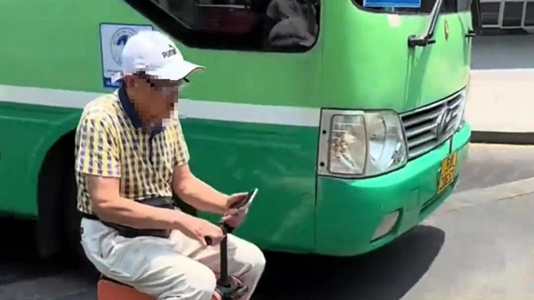 Sử dụng vali điện để di chuyển là vi phạm luật giao thông. Ảnh cắt từ Clip