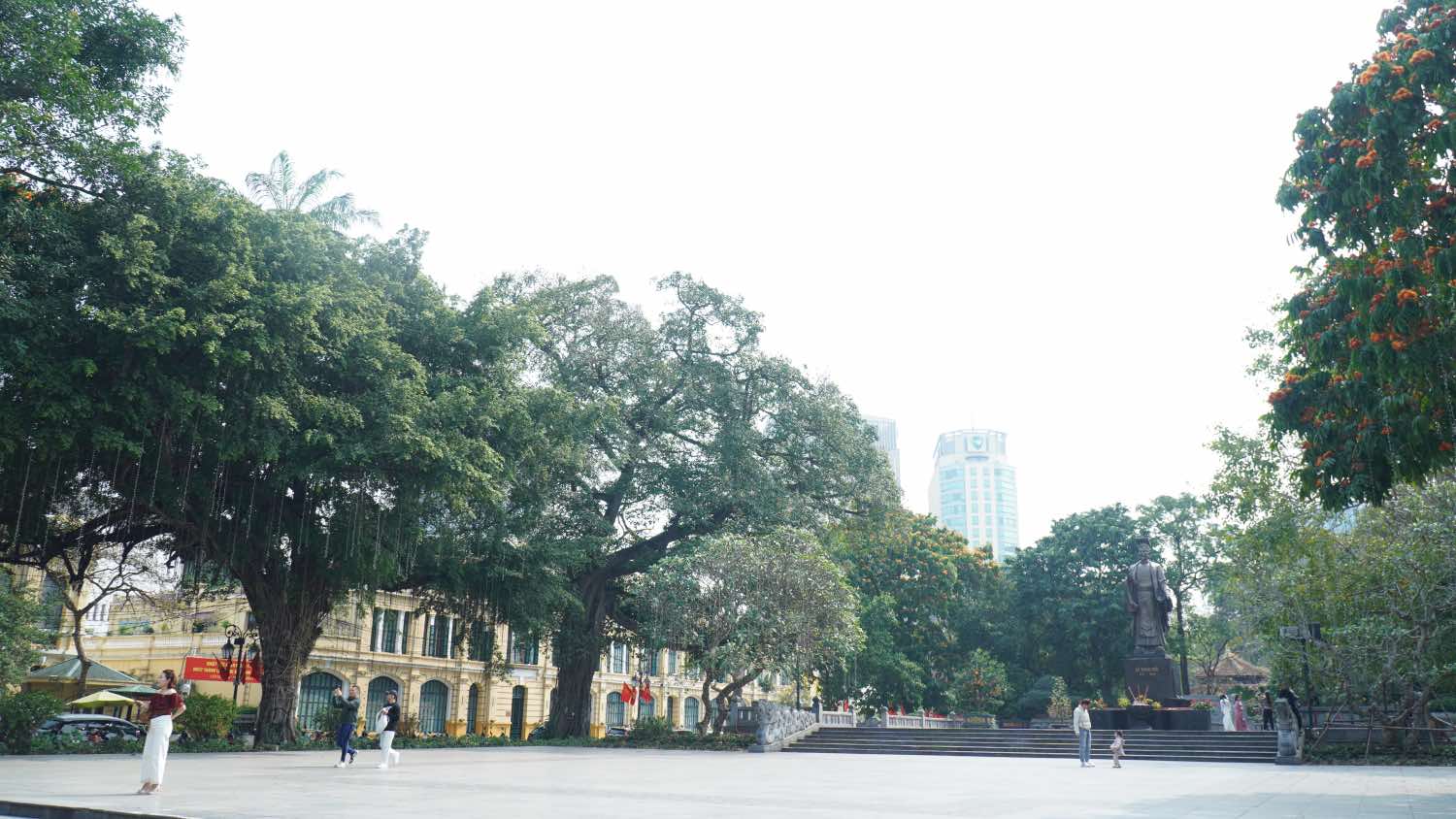 Valuable and ancient trees will not be affected when renovating Ly Thai To flower garden (Hoan Kiem, Hanoi). Photo: Khanh An