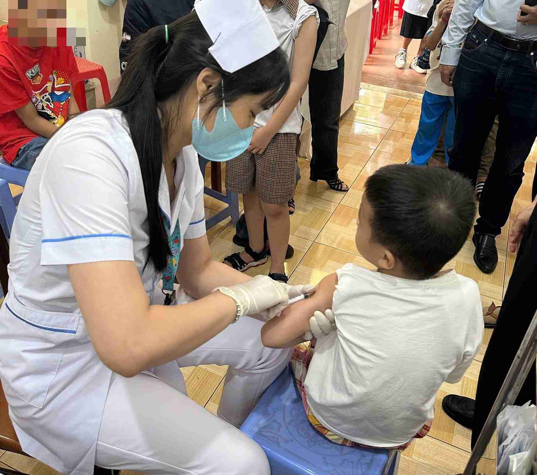 The health force of Buon Ma Thuot city (Dak Lak province) vaccinates children against measles. Photo: Bao Trung