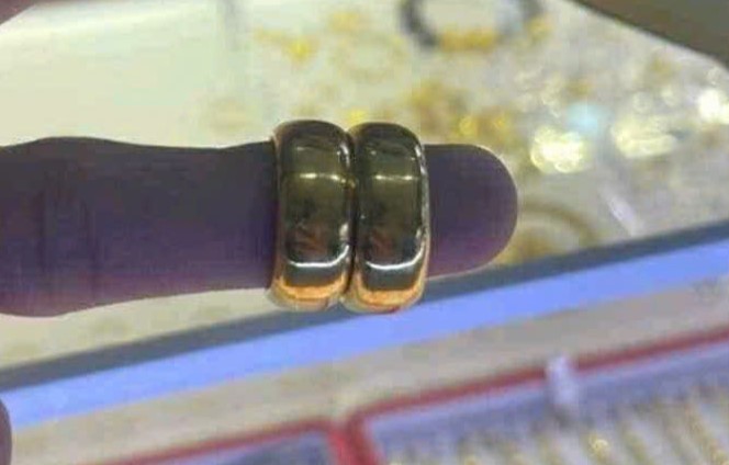 2 gold rings picked up by 2 students. Photo: H.Nguyen
