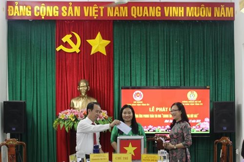 The Executive Committee of the Trade Union in coordination with the Mass Mobilization Agency of the Ninh Thuan Provincial Party Committee organized a campaign to respond to the emulation movement "Joining hands to build and eliminate temporary and dilapidated houses". Photo: Nguyen Huyen