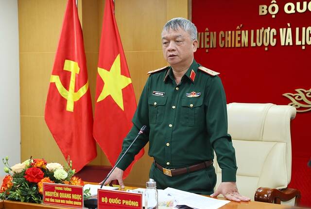 Lieutenant General Nguyen Quang Ngoc - Member of the Party Central Committee, Deputy Chief of the General Staff of the Vietnam People's Army - chaired a conference to merge the Institute of Military History into the Institute of Defense Strategy, reorganized into the Institute of Defense Strategy and History of Vietnam. Photo: Ministry of National Defense