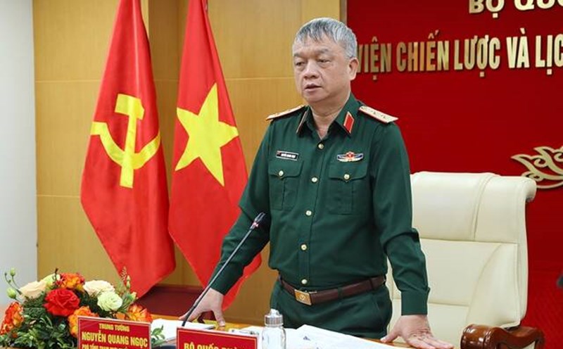 Lieutenant General Nguyen Quang Ngoc - Member of the Party Central Committee, Deputy Chief of the General Staff of the Vietnam People's Army - chaired a conference to merge the Institute of Military History into the Institute of Defense Strategy, reorganized into the Institute of Defense Strategy and History of Vietnam. Photo: Ministry of National Defense