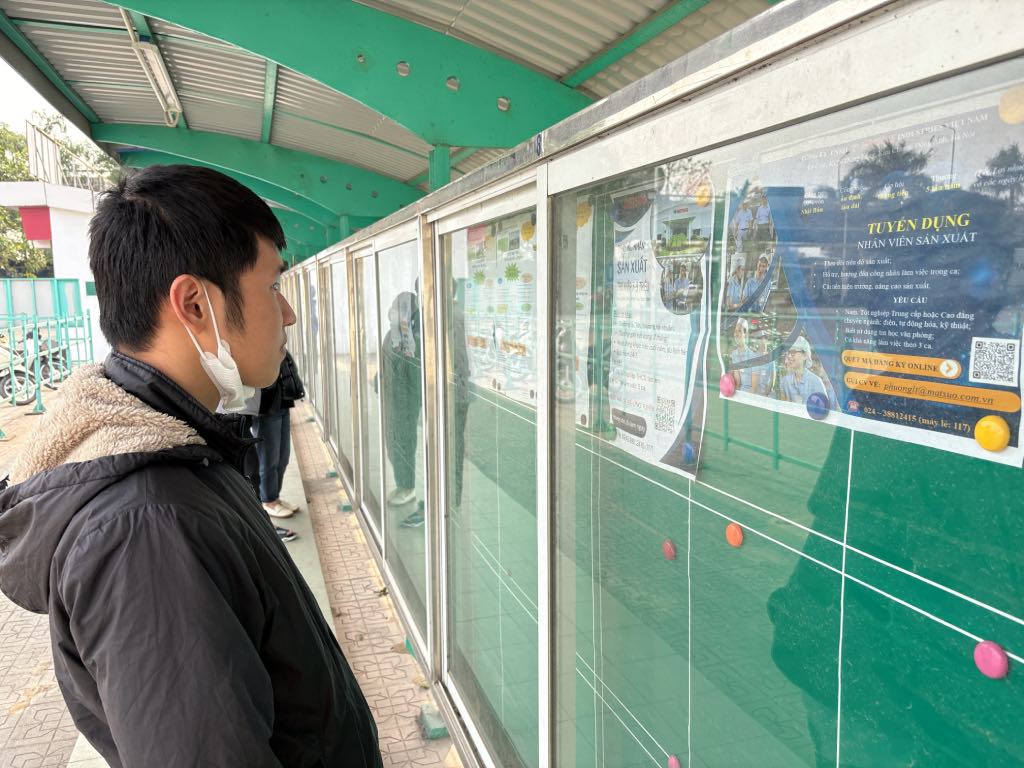 El Sr. Nguyen Hai Anh encuentra a un trabajador para ayudar a su amigo. Foto: Que Chi