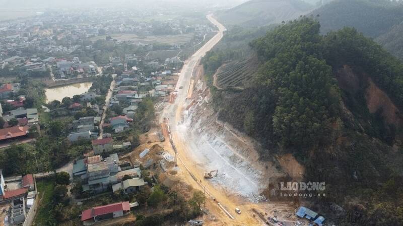 The final section of the Son Duong Town bypass is under construction. Photo: Lam Thanh