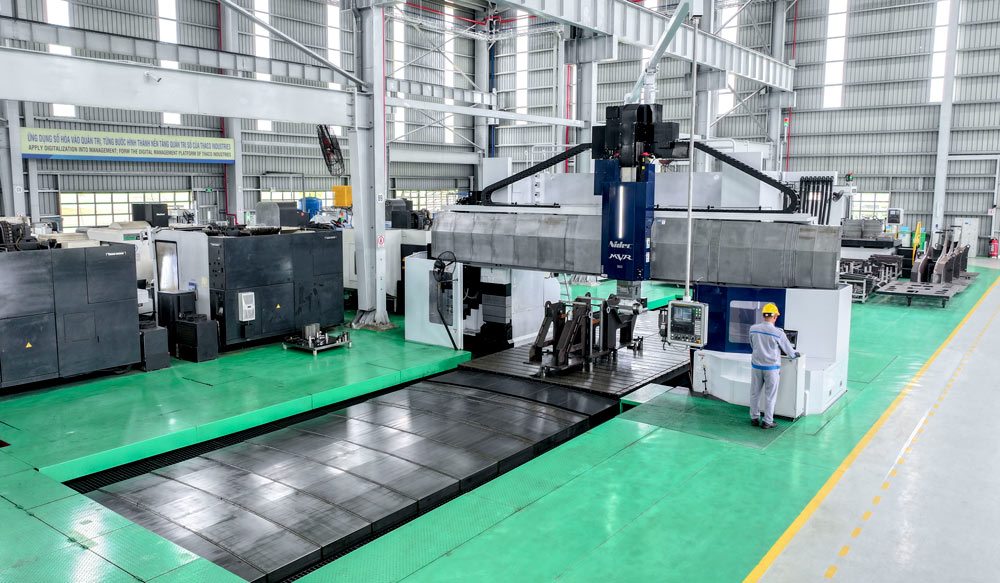 May phay giuong CNC 2 tru 5 mat tai Nha may Co khi chinh xac va khuon mau. Anh: Thaco Industries