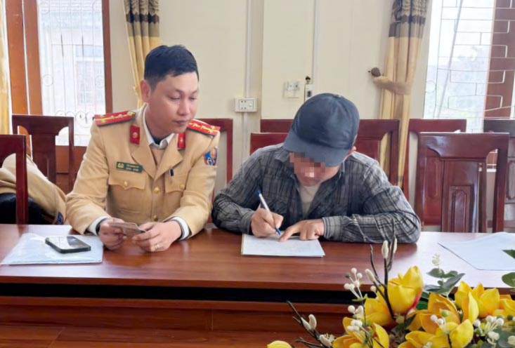 Cong an lam viec voi tai xe D. Anh: Cong an cung cap.