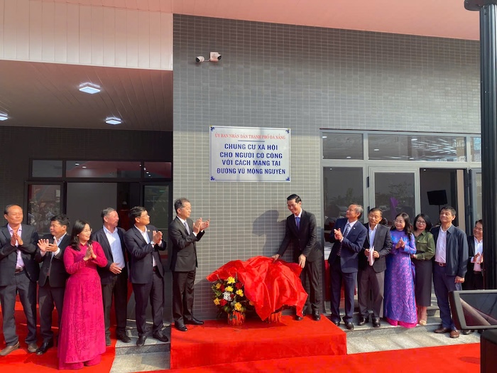 Da Nang held a ceremony to attach a social apartment sign for people with revolutionary contributions on Vu Mong Nguyen Street, Da Nang City. Photo: Nguyen Linh