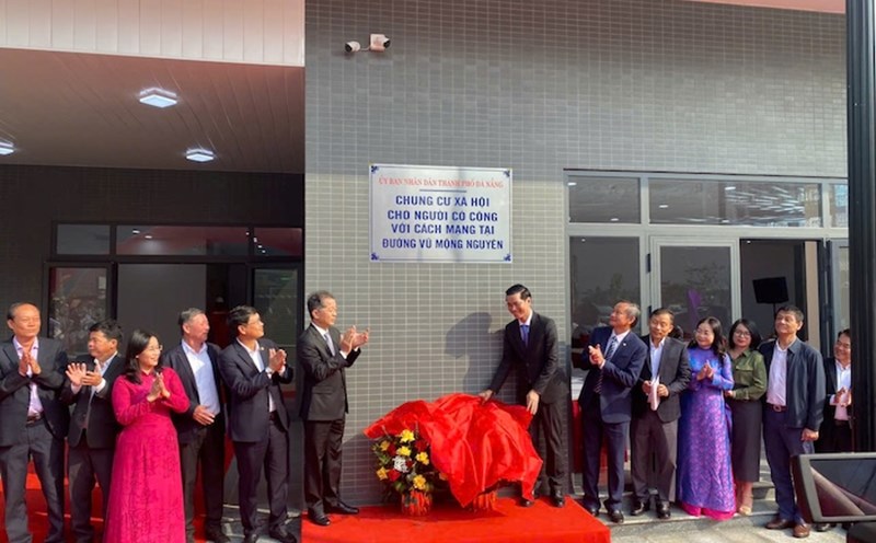 Da Nang held a ceremony to attach a social apartment sign for people with revolutionary contributions on Vu Mong Nguyen Street, Da Nang City. Photo: Nguyen Linh