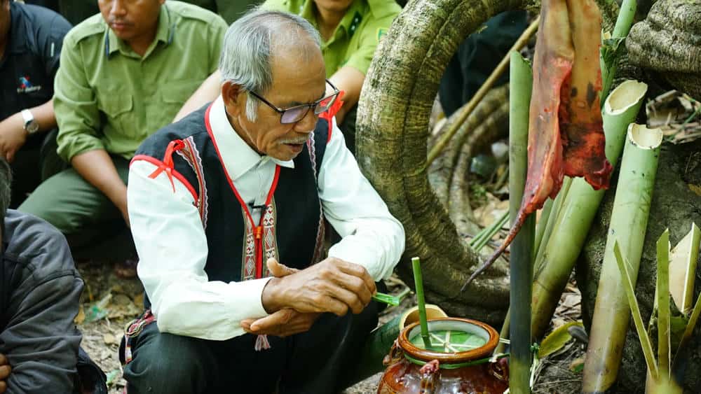 Gia Siu Doih cau nguyen rung che cho truoc thien tai, mua lu cho dan lang yen binh. Anh: Thanh Tuan