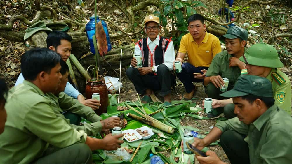 Nguoi dan quay quan ben man cung, nguyen chung tay giu rung. Anh: Thanh Tuan