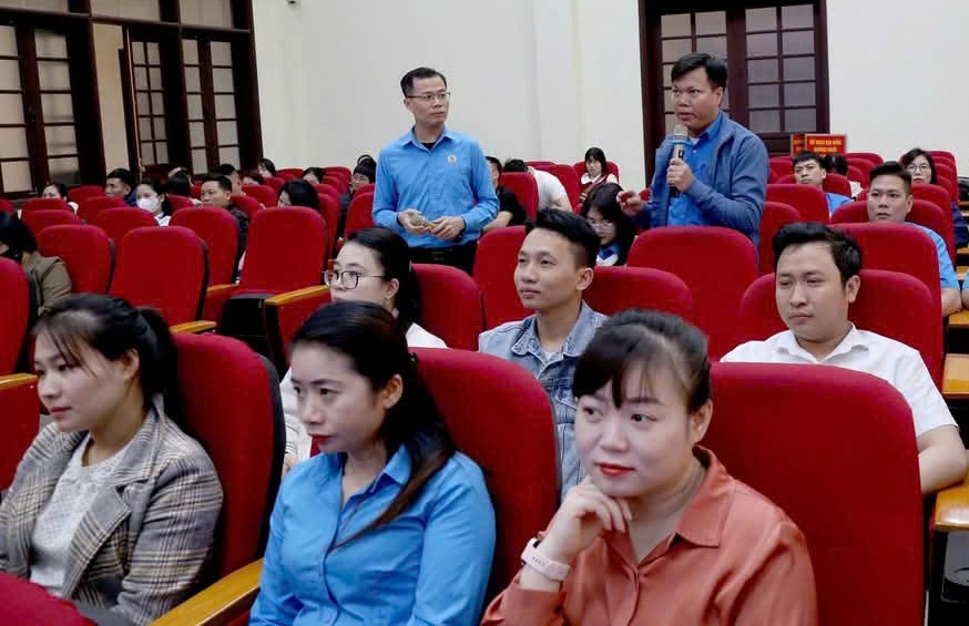 Trade Union officials under the Trade Union of Industrial Parks of Ninh Binh province shared their skills and experience in handling collective work stoppages. Photo: Nguyen Truong