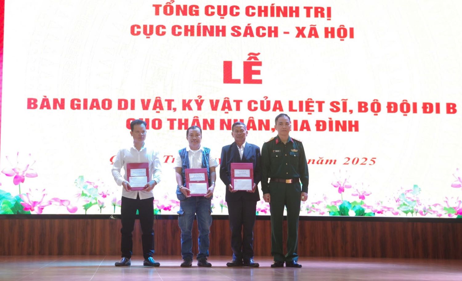 Representatives of the Department of Policy and Social Affairs and the General Department of Politics handed over the relics and memorabilia of the martyrs to the relatives of the martyrs. Photo: Xuan Dien