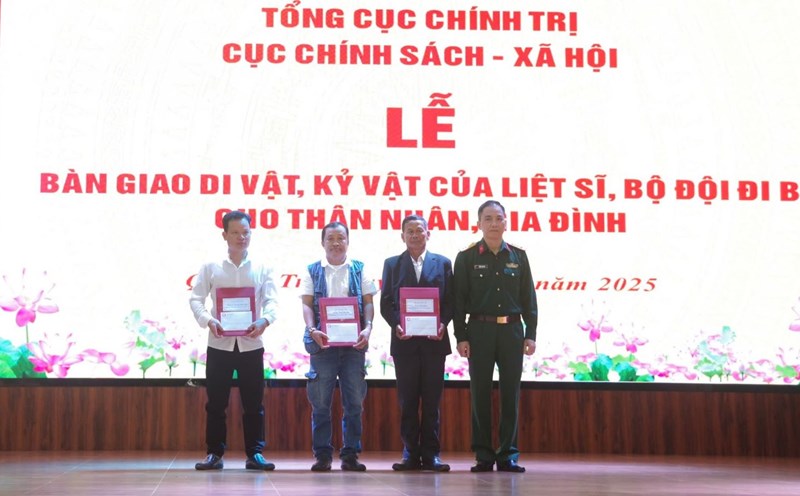 Representatives of the Department of Policy and Social Affairs and the General Department of Politics handed over the relics and memorabilia of the martyrs to the relatives of the martyrs. Photo: Xuan Dien